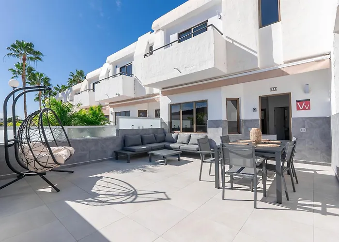 Apartment With Sea View And Pool