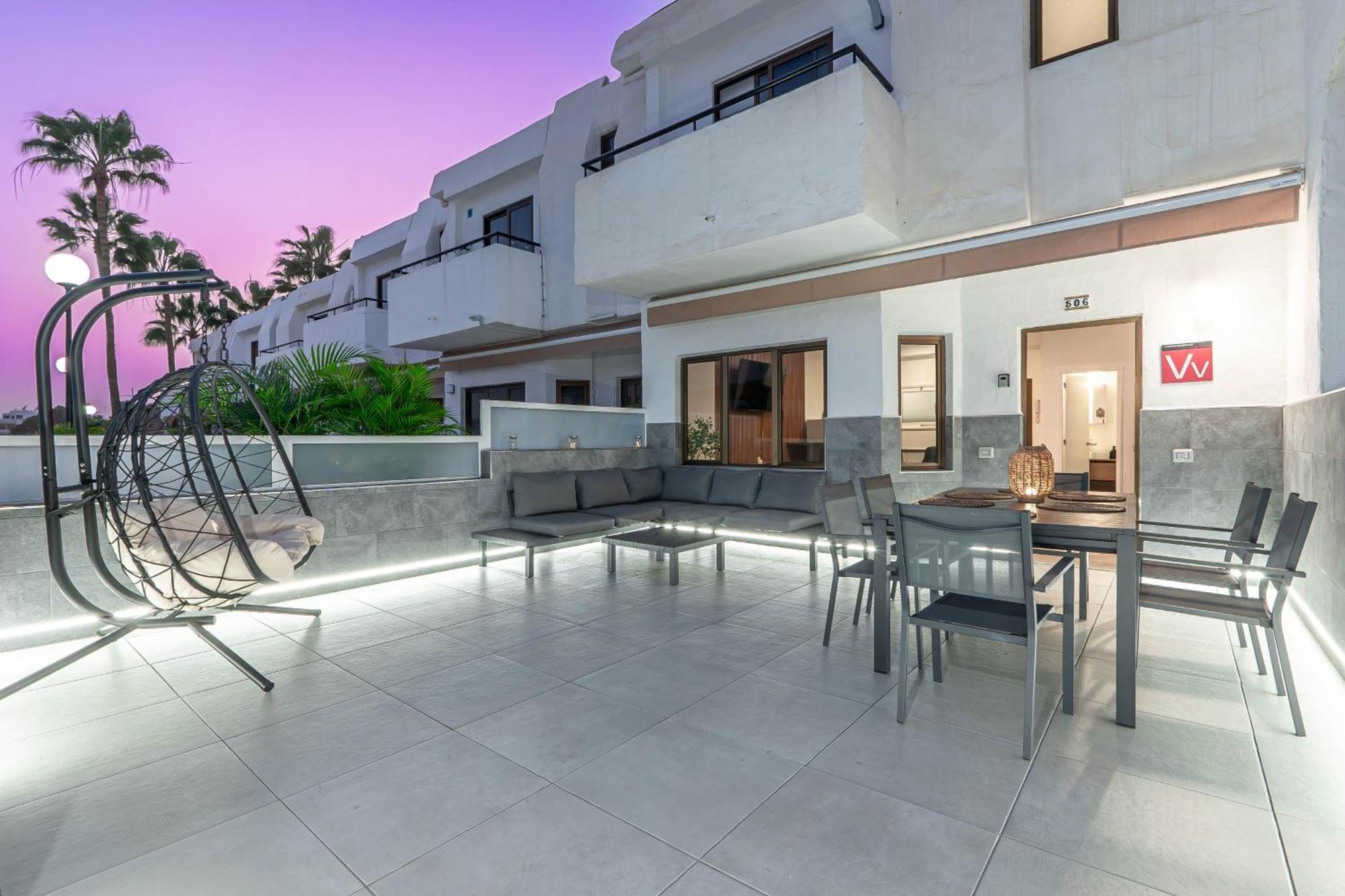 Apartment With Sea View And Pool